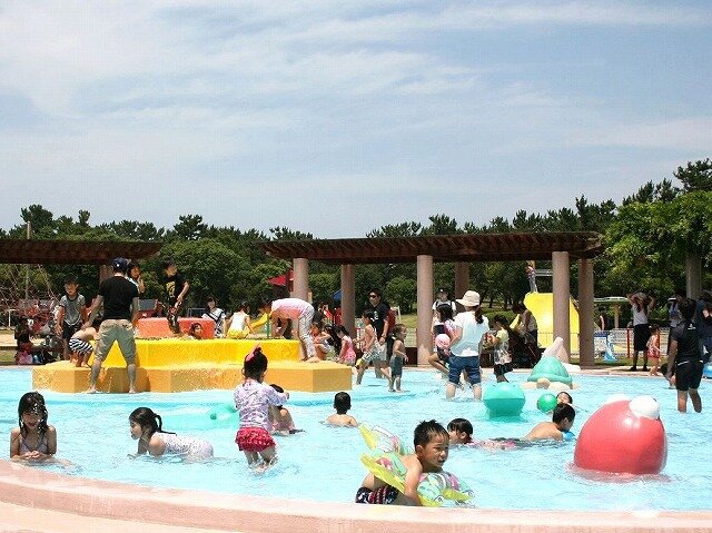 Umi-no-Nakamichi Seaside Park Splash Pond