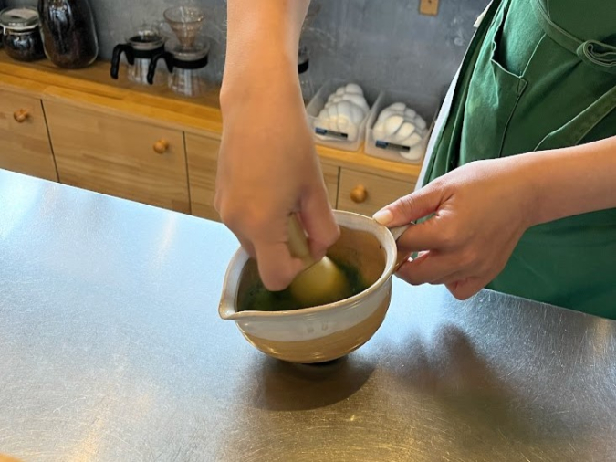 寺カフェあわも　抹茶オレをつくる様子