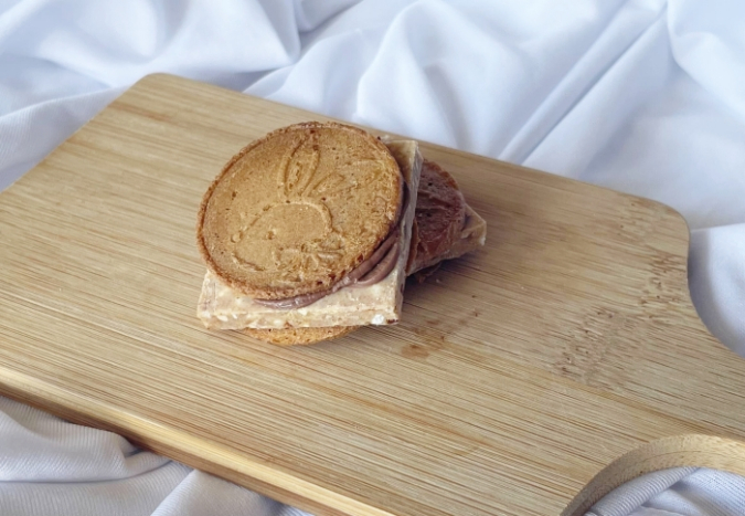 "It's Kamakura Caramel Sandwich"