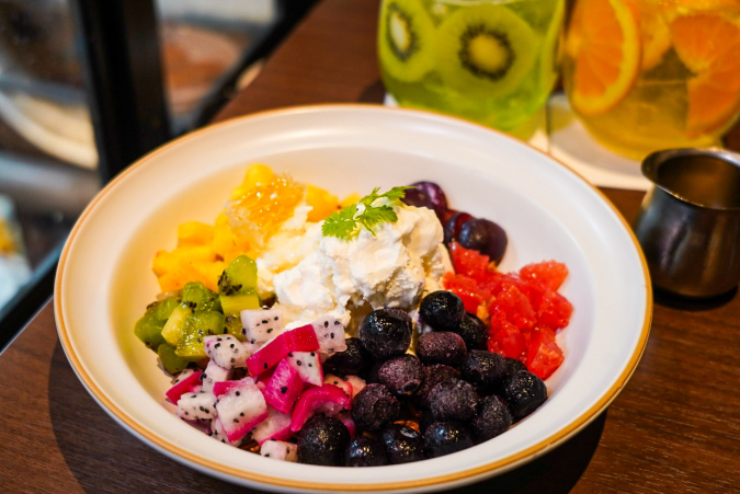 Giraffe Monochrome: Tropical Greek Yogurt Bowl