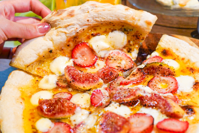 Giraffe Monochrome: Strawberry and fig mascarpone pizza with honey