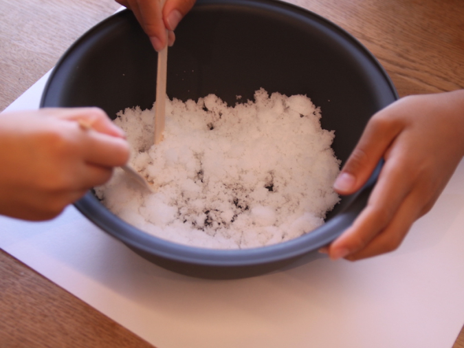 ダイソー「ふしぎな実験キット 溶けない雪のもと」