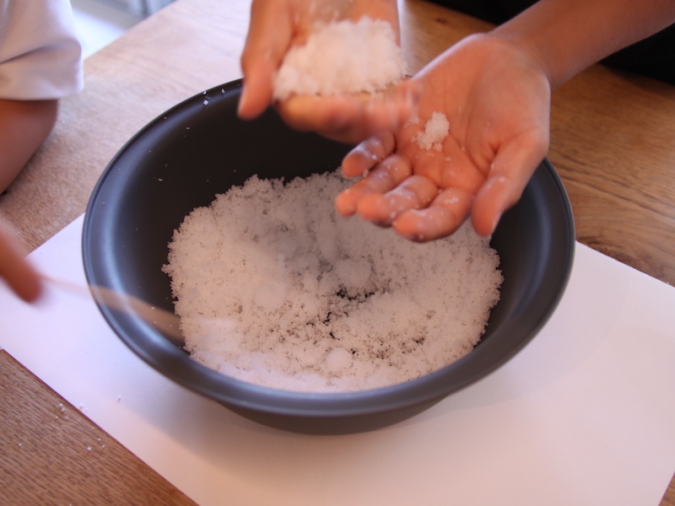 ダイソー「ふしぎな実験キット 溶けない雪のもと」