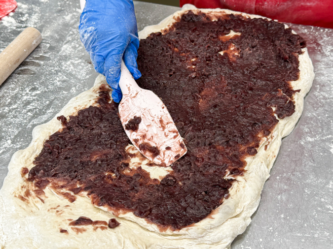 "Wheat and red bean paste" Red bean bread production scene