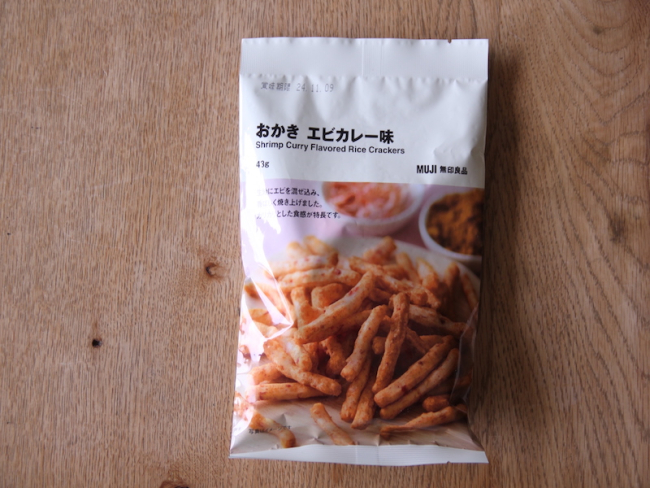 Package of MUJI's "Okaki Shrimp Curry Flavor" (150 yen)