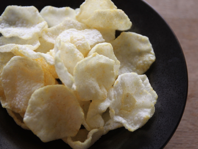 MUJI's fluffy and crispy curry-flavored chips served on a plate