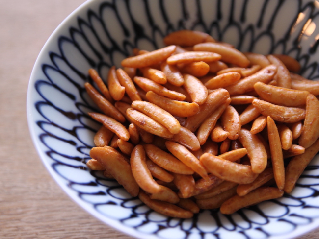 접시에 담긴 무인 양품 감의 씨 격렬한 카레 맛