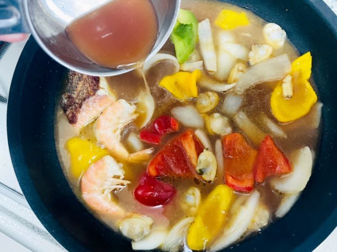 MUJI "Frying Pan Meal Kit: Bouillabaisse with Three Kinds of Seafood"