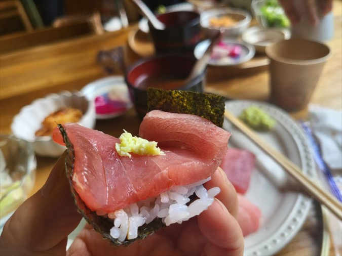 マグロテーブルのランチマグロとごはんを海苔に巻いて食べる