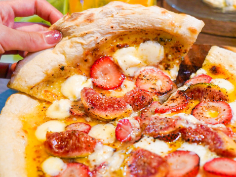 Giraffe Monochrome: Strawberry and fig Mascarpone Pizza with Honey