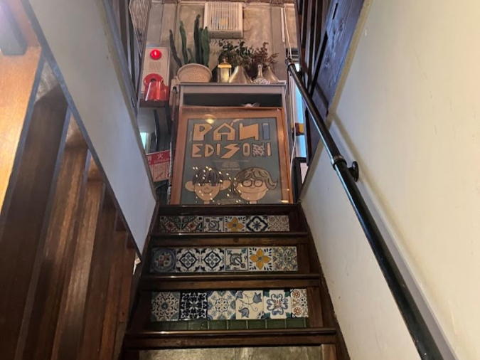 Patissrie et Cafe Hedera: Stairs leading to the second floor