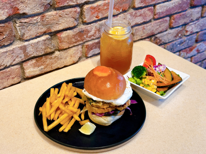 J.S. BURGERS CAFE Mark Is Fukuoka Momochi Branch - Tsukimi Burger