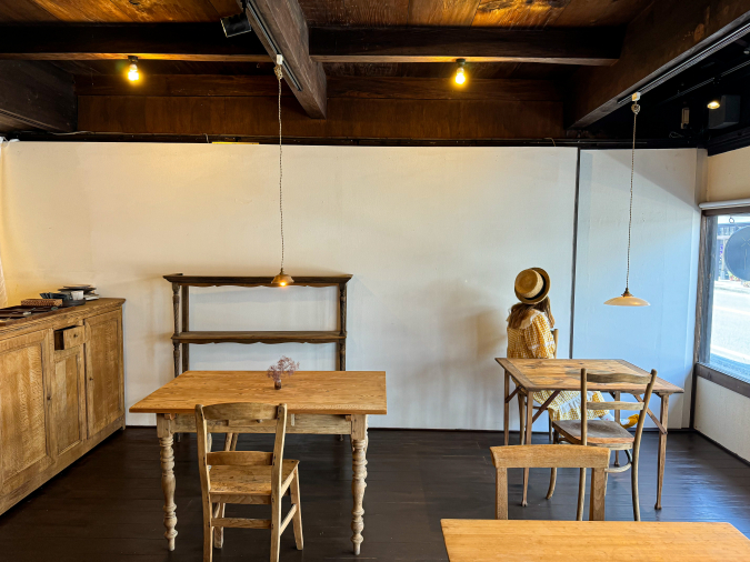 Table inside Hakusui