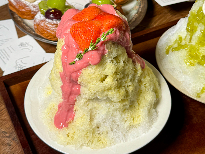 Strawberry and pistachio shaved ice, Hakusui, Ukiha City