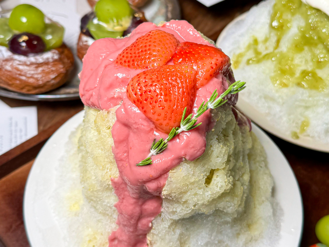 Strawberry and pistachio shaved ice, Hakusui, Ukiha City