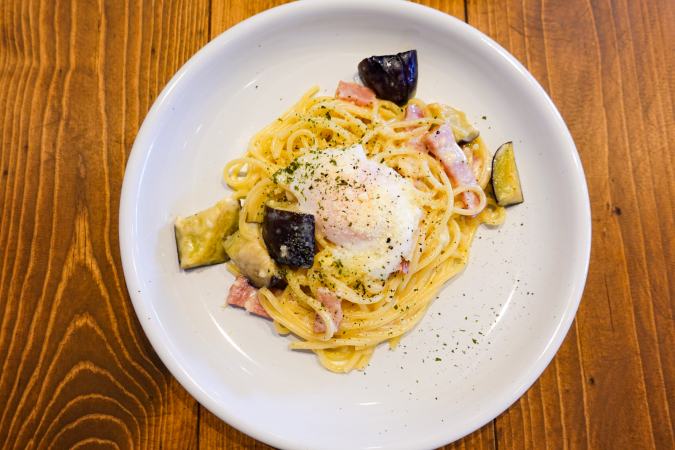 CAKE PASTA & BAR ISUZU CAFE（ケーキパスタ＆バー　いすずカフェ）　秋ナスとベーコンのカルボナーラ