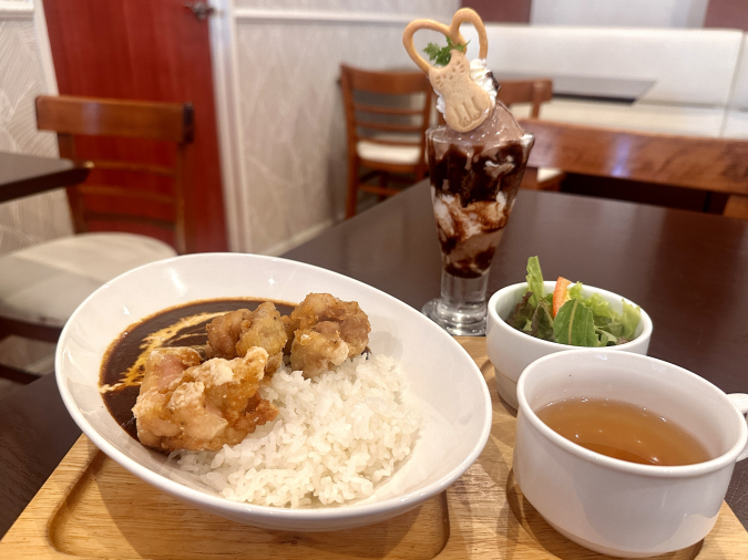 Dazaifu "Noel no Ki" Lunch set with fried young chicken, ripe curry and parfait