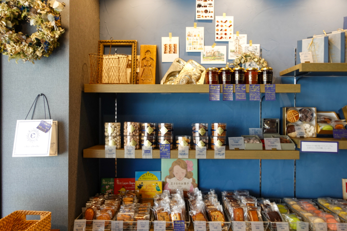 Baked goods shelf at "patisserie chez chichi"