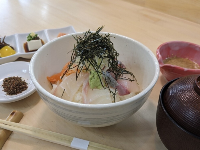 笑いのえびす　ランチメニュー　本日の海鮮丼