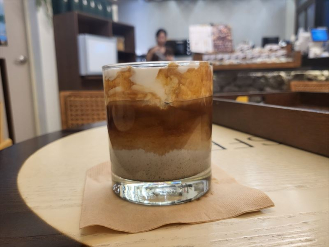 ヒスフィの黒ごまクリームラテ　ヒスフィ草梁（チョリャン）店（히스피 초량점／HISFFEE）