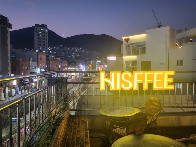 ヒスフィの屋上テラス席と釜山の夜景　ヒスフィ草梁（チョリャン）店（히스피 초량점／HISFFEE）