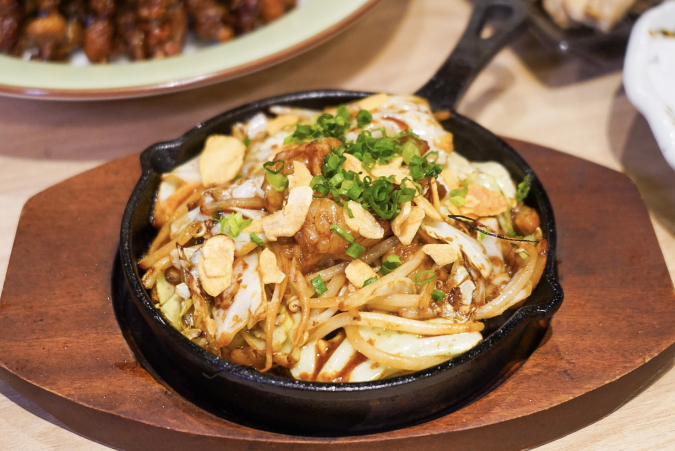 Ogura Torikura: Grilled beef tripe on an iron plate