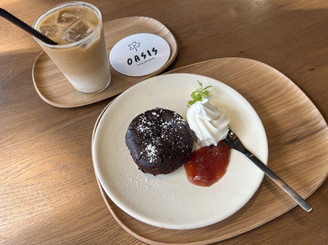 OASIS CAFE （オアシス カフェ）ガトーショコラとカフェラテSサイズICE