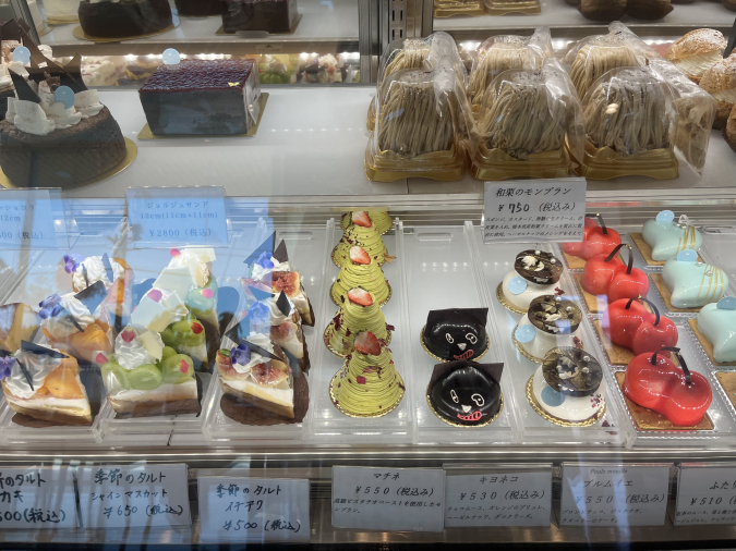 patisserie POULE MOUILLÈ（パティスリー プルムイエ）店内