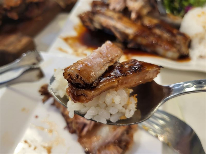 グーンズリブをご飯の上にのせる