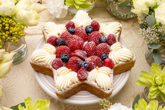 Kilfebon Christmas cake, star-shaped, Brittany "Le Girl" cream cheese and strawberry tart