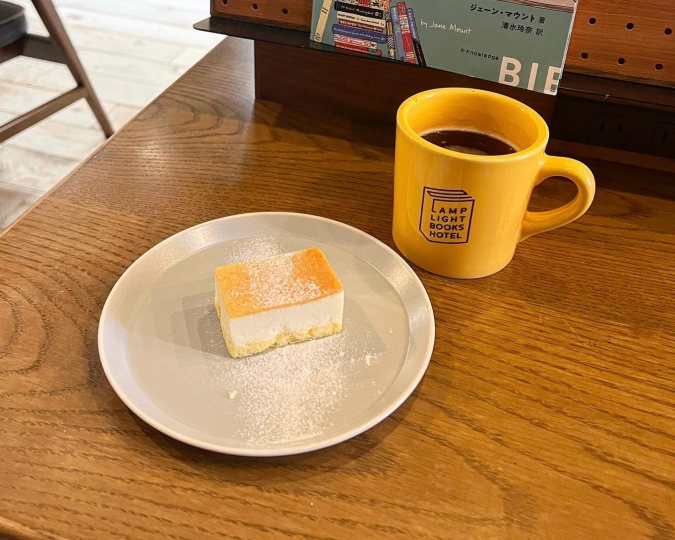 ランプライトブックスカフェ福岡　ベイクドチーズケーキ　コーヒー