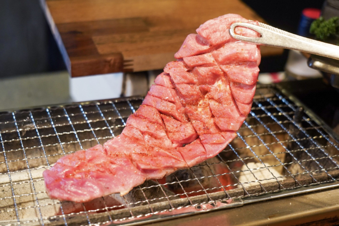 焼肉酒場 にくまる 平和通り店　生タン一本ステーキ