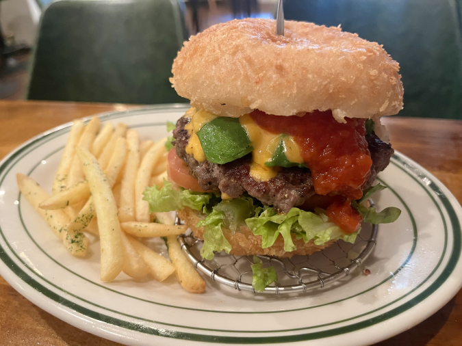 MOUMOKK Burger （モウモックバーガー）フライドバーガーにチェダーチーズ、トマト、アボカドをトッピング