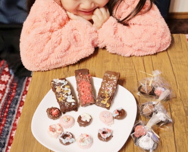 完成したチョコレートを見つめる子ども