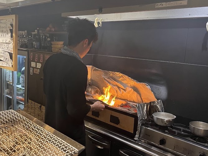 炉ばた 新川橋　調理の様子