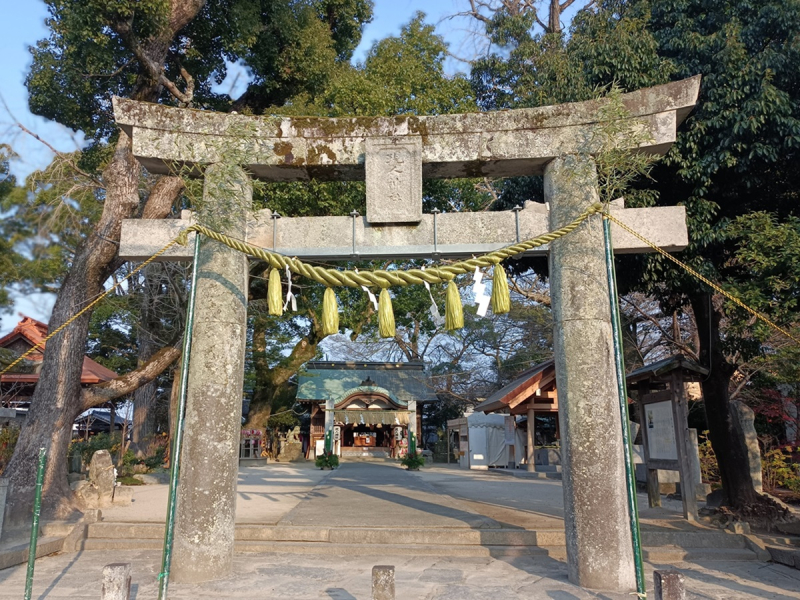 現人神社　入り口