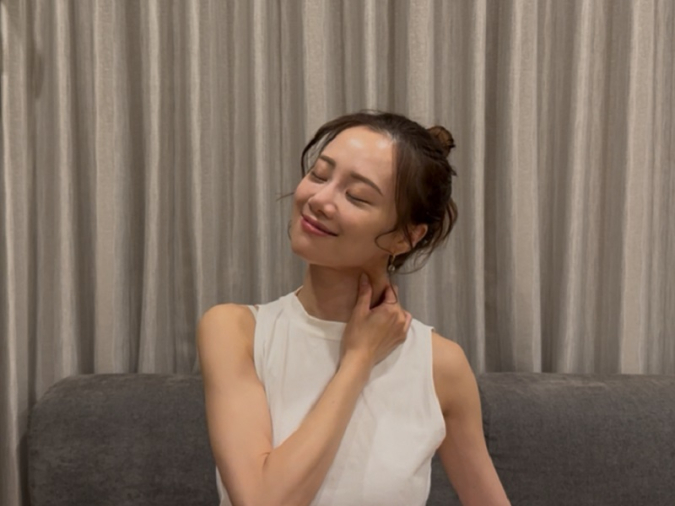坂井汐梨さん　首ストレッチ