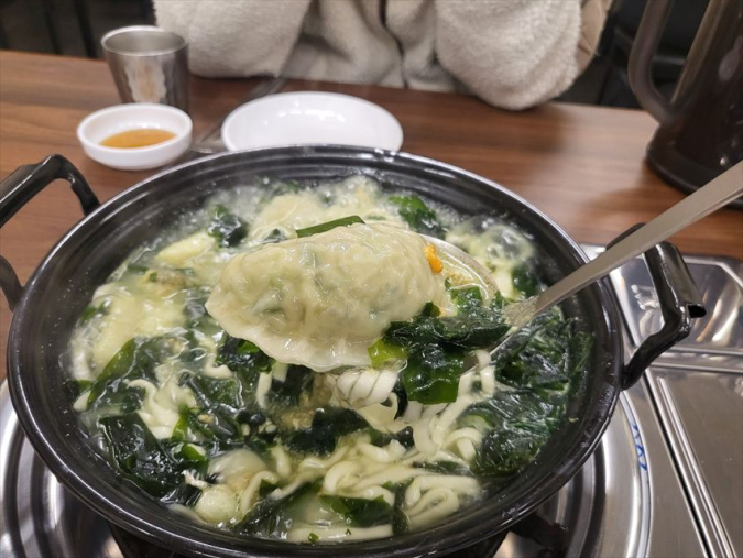 キッパルチブの海鮮ワカメうどん鍋で煮込んだニラ餃子