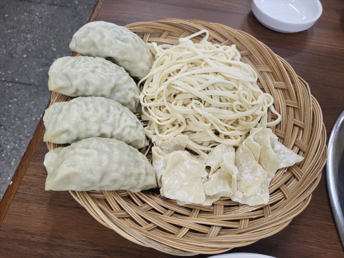 キッパルチブの麺とすいとんと追加注文したニラ餃子