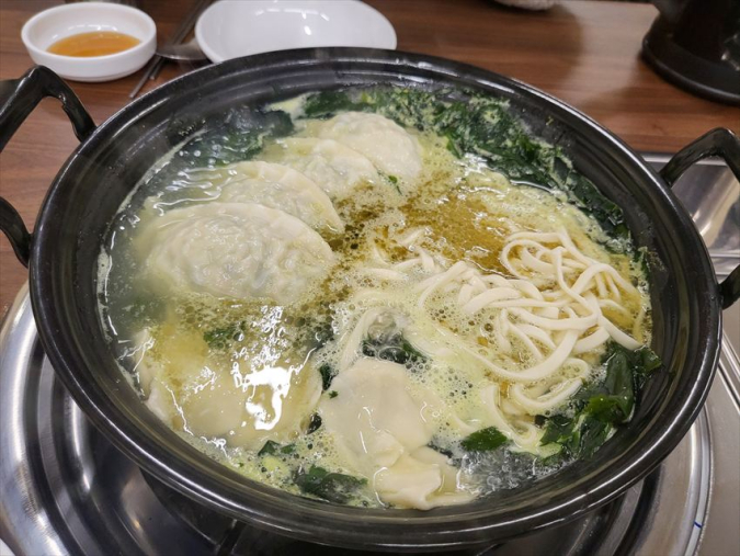 キッパルチブの海鮮ワカメうどん鍋に麺や餃子を入れた