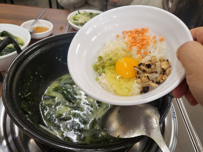 キッパルチブの海鮮ワカメうどん鍋に雑炊ごはんを入れる