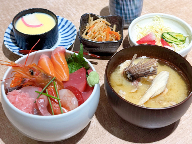 （鮨）池田鮮魚E・ZO 店／いけだの海鮮丼