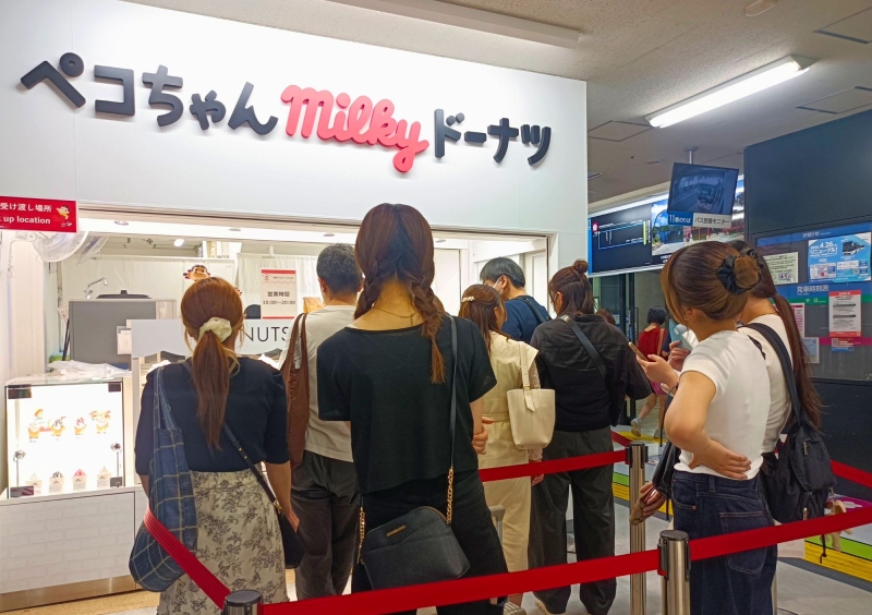 ペコちゃんmilkyドーナツ 博多バスターミナル店　お店の前