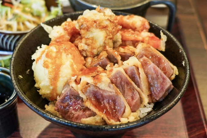 旬鮮&天ぷらバルTAKA:九州産黒毛和牛レア天丼