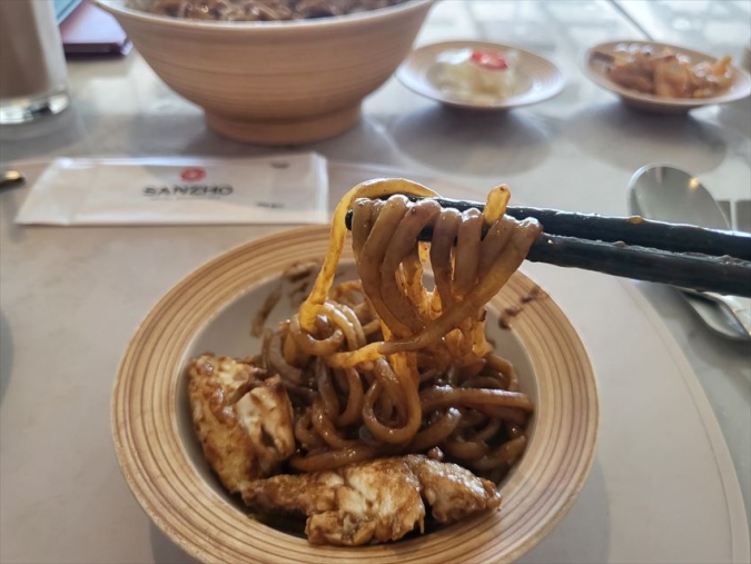 サンジョのジャージャー麺を取り皿にとる