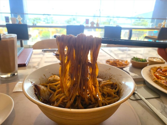 サンジョのジャージャー麺の麺を箸であげる