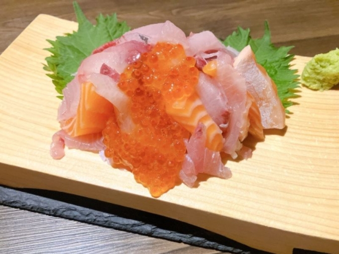 大衆酒場たぶ　海鮮なだれ寿司