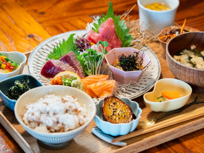 博多炉端 魚男（フィッシュマン）お刺身盛り合わせ定食／福岡市中央区今泉