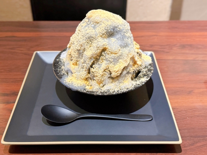 ハルノコオリ　焙煎黒胡麻蜜とくろすきなこのかき氷（羽二重餅掛け）