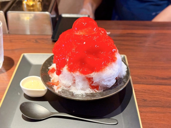 ハルノコオリ　あまおう苺のかき氷（信玄餅添え）